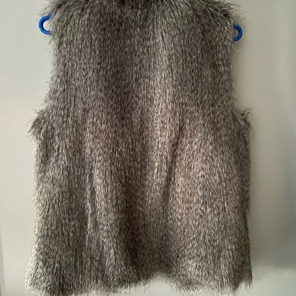 Calvin Klein Faux Fur vest - Picture 3 of 7